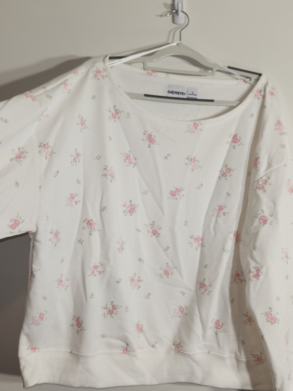 Chemistry White Scoop-Neck Sweatshirt w/ Pink Floral Print. Size Large. NWOT.